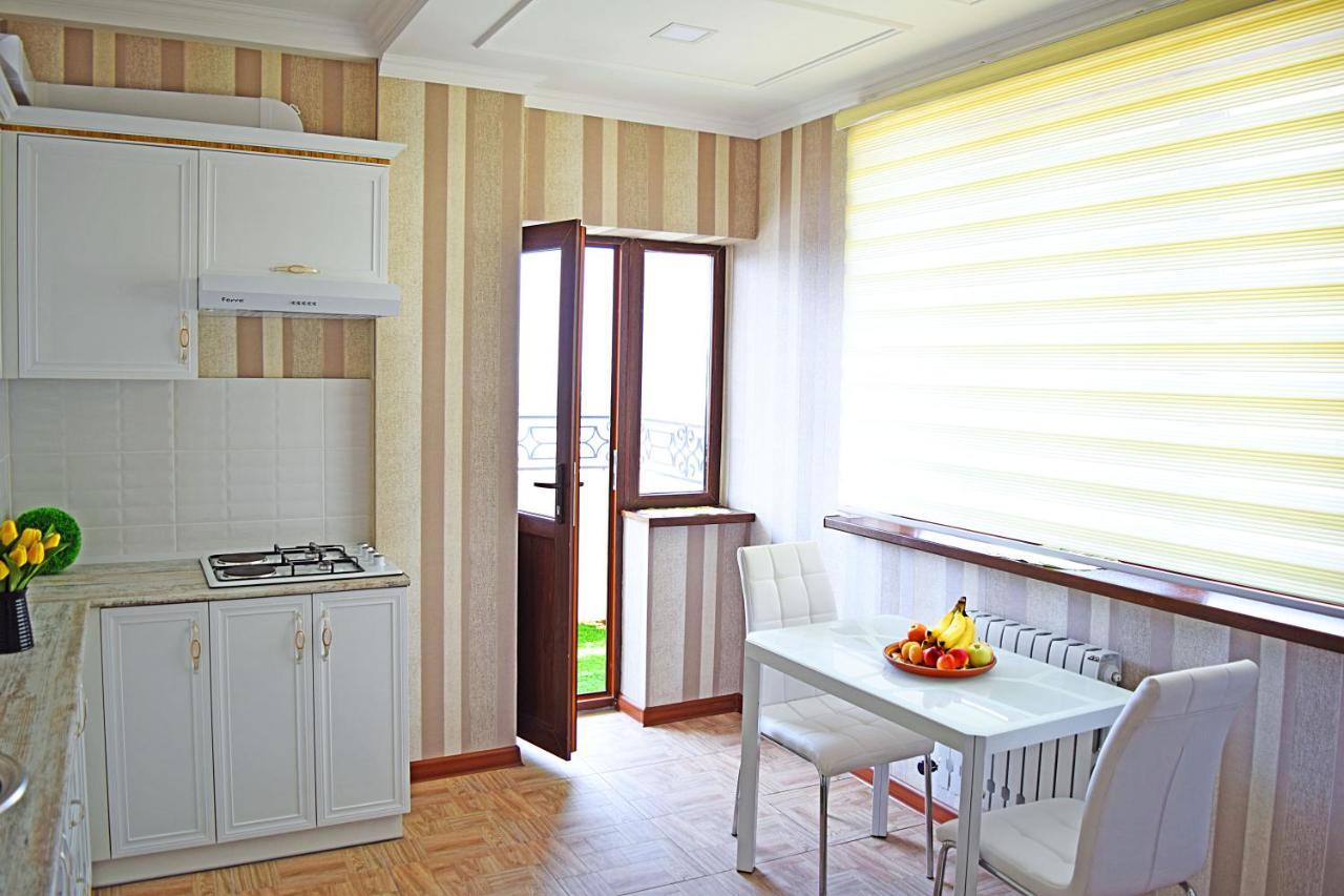 Sunny Apartment With Mountain View 비슈케크 외부 사진